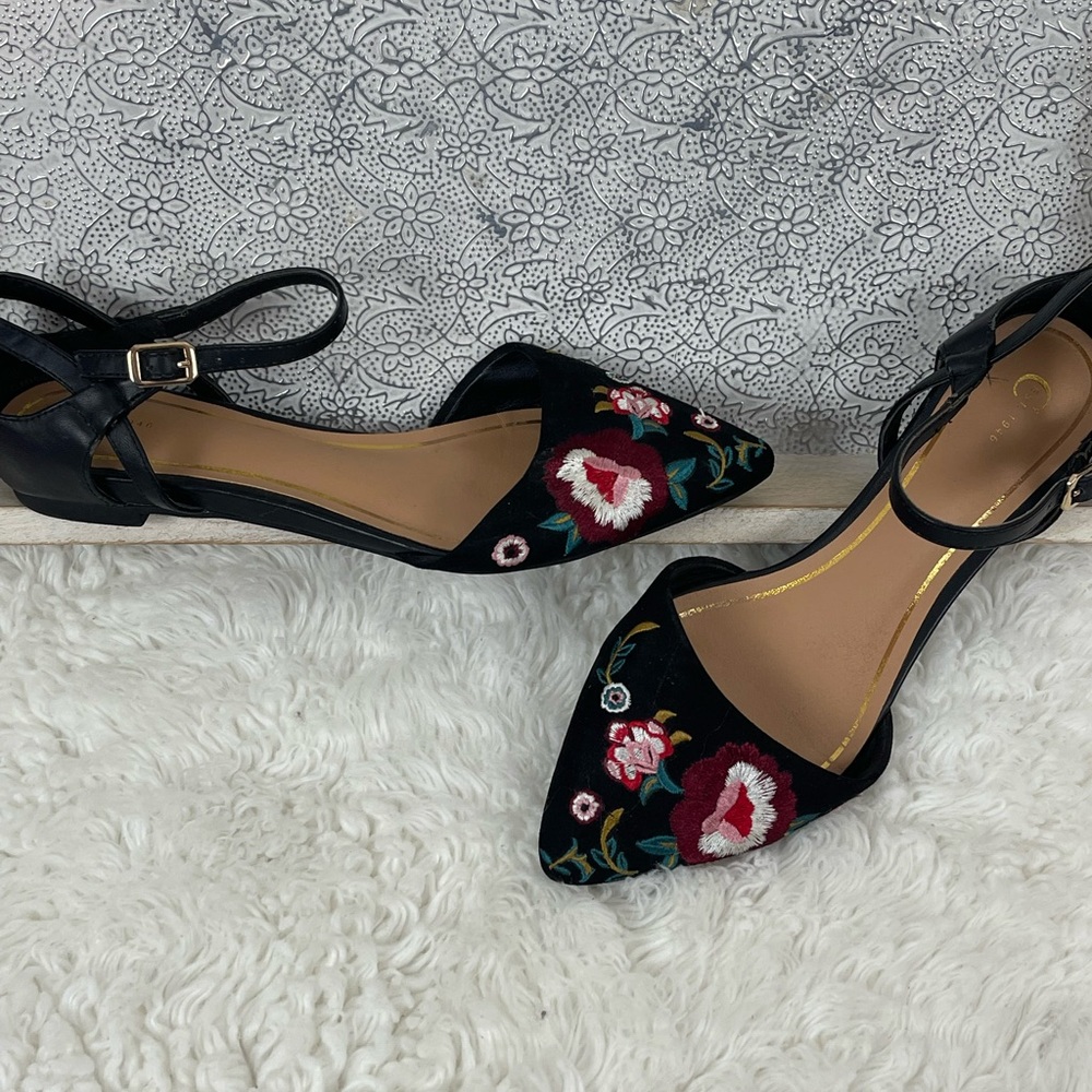 C. EST 1948 Black Embroidered Floral Buckle Sandel Flats Size 9